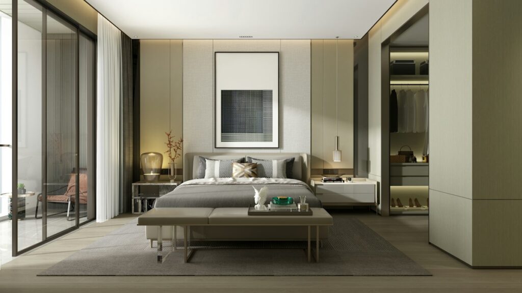 Modern hotellsvit med dubbelsäng, sittbänk och walk-in-garderob