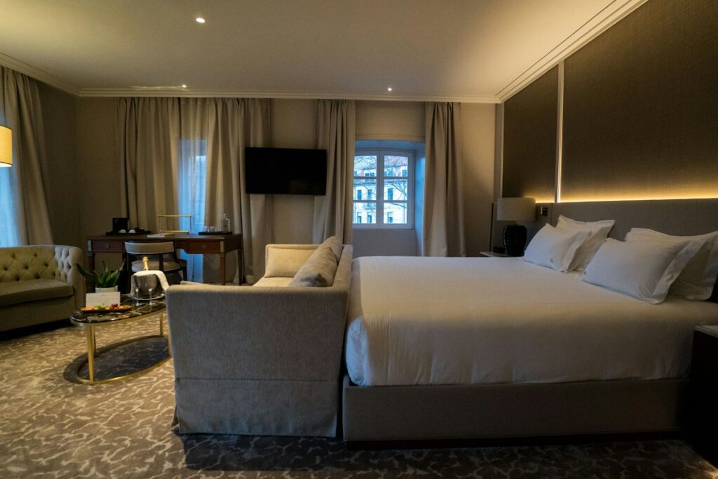 Tyylikäs hotellisviitti ja king-size-vuode