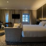 Tyylikäs hotellisviitti ja king-size-vuode