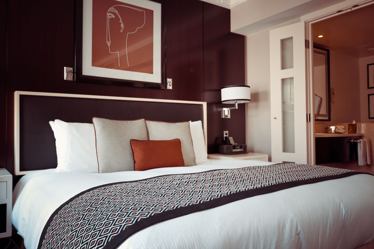 Premium hotellrom med dobbeltseng og varm belysning