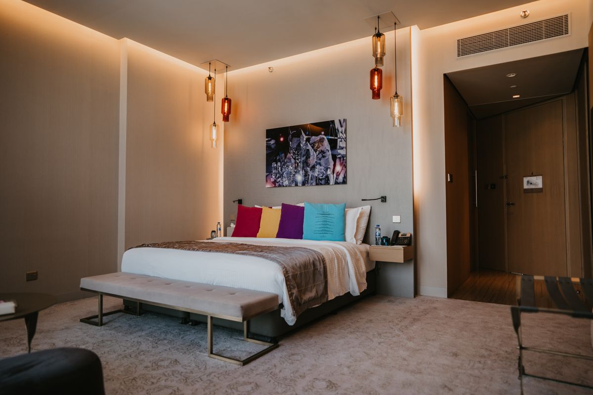 Premium-hotellihuone tunnelmallisella valaistuksella
