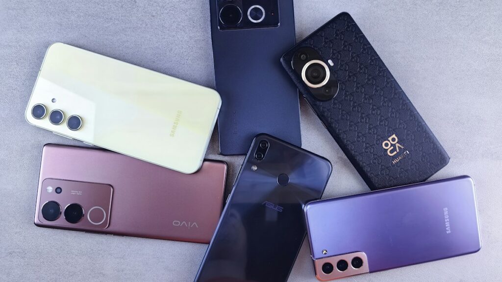 Mehrere gebrauchte Smartphones nebeneinander
