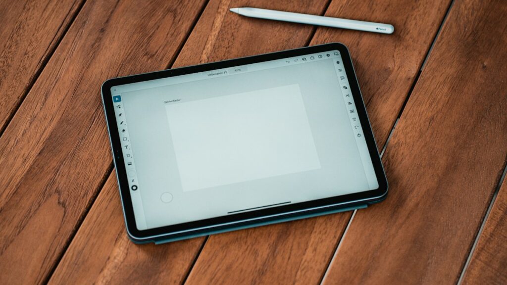Refurbished Tablets für Streaming, Notizen und den Schulalltag Tablet mit Eingabestift auf einem Holztisch