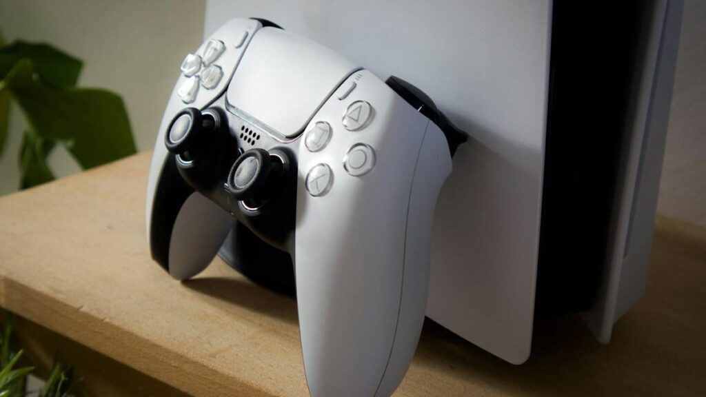 Gebrauchte Spielekonsole mit Controller auf einem Regal